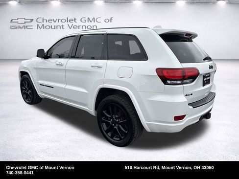 Used 2017 Jeep Grand Cherokee Altitude image 3