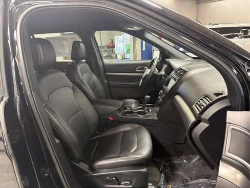 Used 2018 Ford Explorer XLT w/ Equipment Group 202A AWD/4WD image 9
