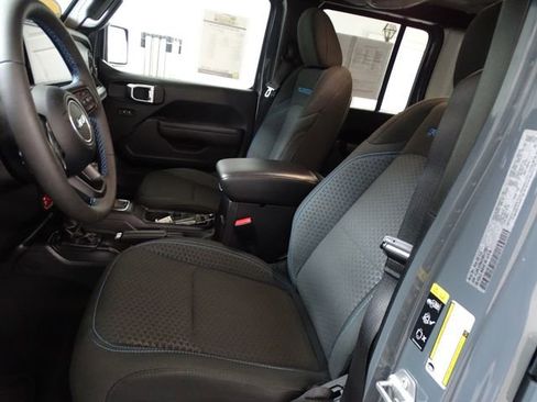 Certified 2025 Jeep Wrangler Unlimited Rubicon 4xe image 2