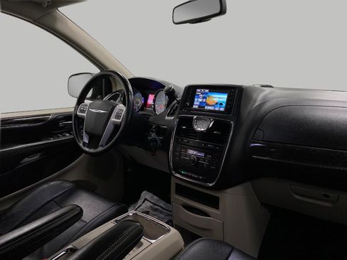 Used 2014 Chrysler Town & Country Touring image 18
