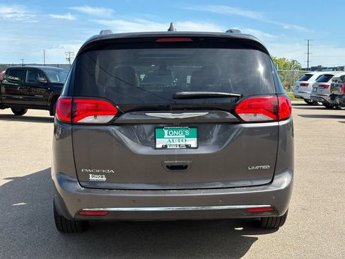 Used 2017 Chrysler Pacifica Limited FWD image 7
