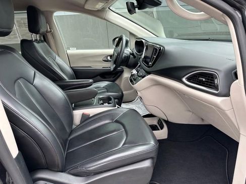 Used 2023 Chrysler Pacifica Touring-L FWD image 9