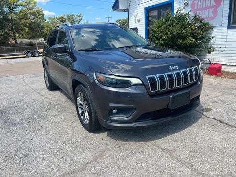 Used 2019 Jeep Cherokee Latitude Plus w/ Comfort/Convenience Group FWD image 2