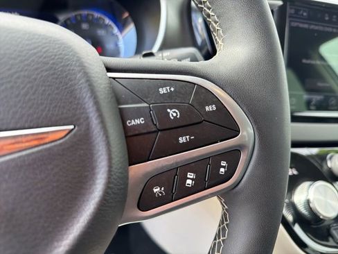 Used 2024 Chrysler Pacifica Touring-L image 33