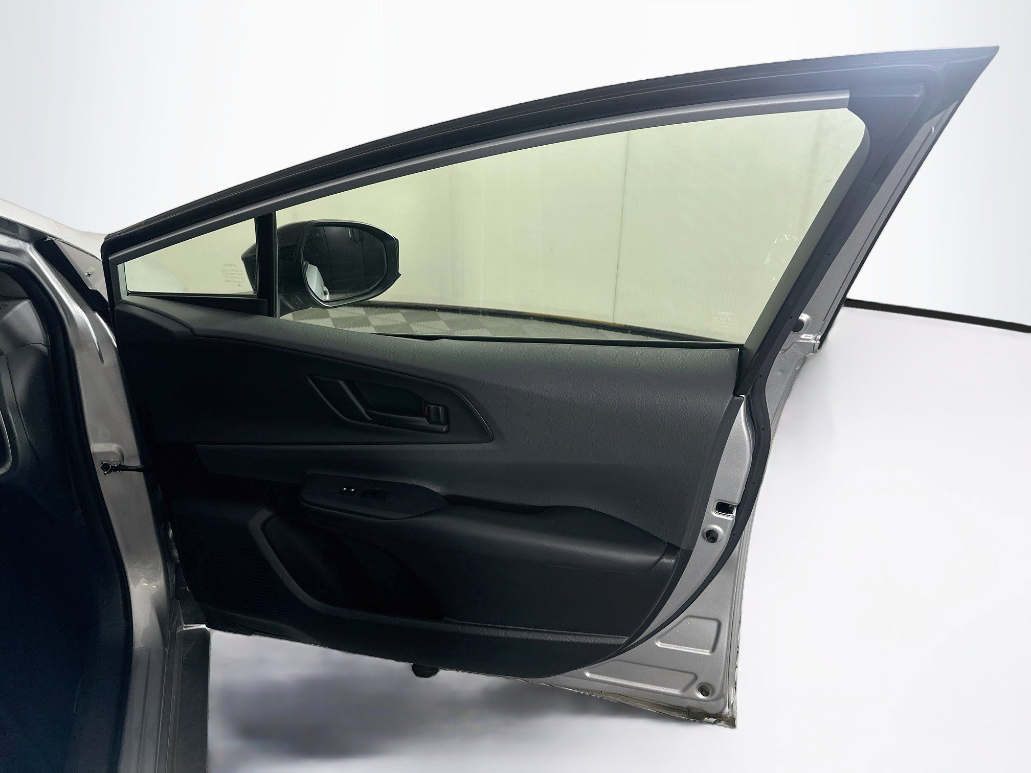 Used 2025 Toyota Prius LE FWD image 30