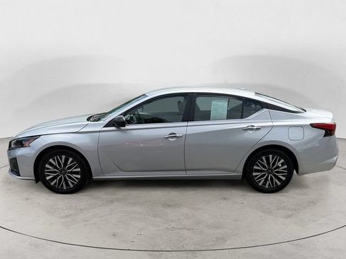 Used 2024 Nissan Altima 2.5 SV FWD image 2