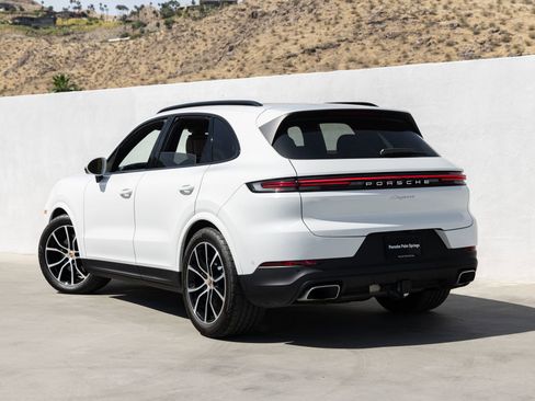 Certified 2025 Porsche Cayenne image 3