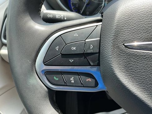 Used 2023 Chrysler Pacifica Touring-L FWD image 35