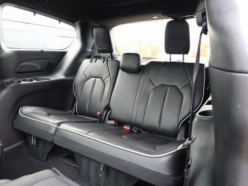 Used 2025 Chrysler Pacifica Limited image 35