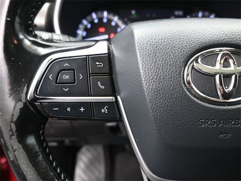 Used 2022 Toyota Highlander XLE image 2