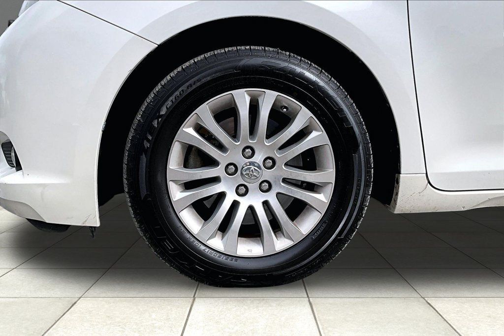 Used 2017 Toyota Sienna XLE Premium FWD image 9