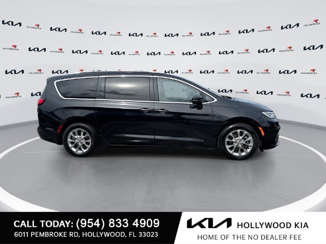 Used 2021 Chrysler Pacifica Touring-L FWD image 9