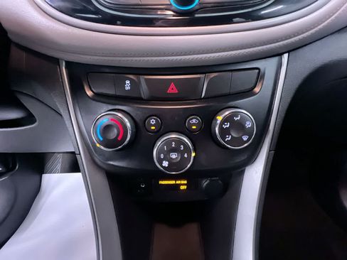 Used 2020 Chevrolet Trax LS FWD image 27