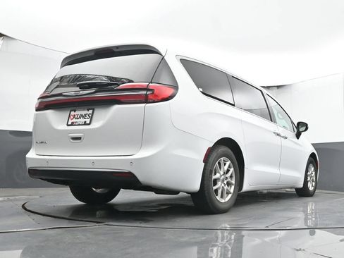 Used 2023 Chrysler Pacifica Touring-L FWD image 40