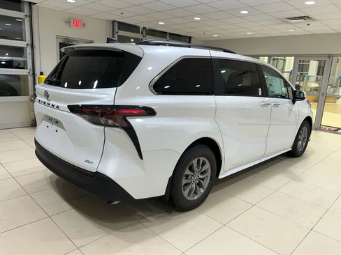 New 2026 Toyota Sienna XLE FWD image 5