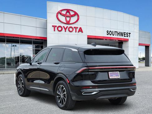 Used 2024 Lincoln Nautilus Premier image 4