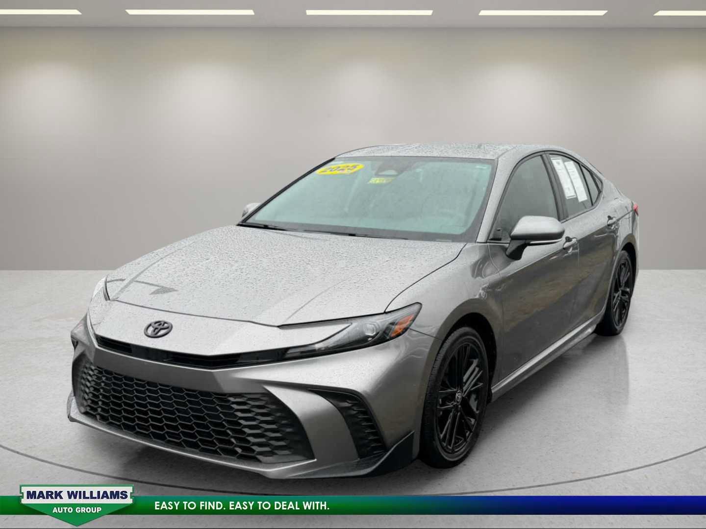 Used 2025 Toyota Camry SE w/ Convenience Package FWD image 2