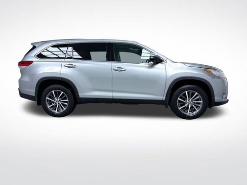 Used 2019 Toyota Highlander XLE AWD/4WD image 2