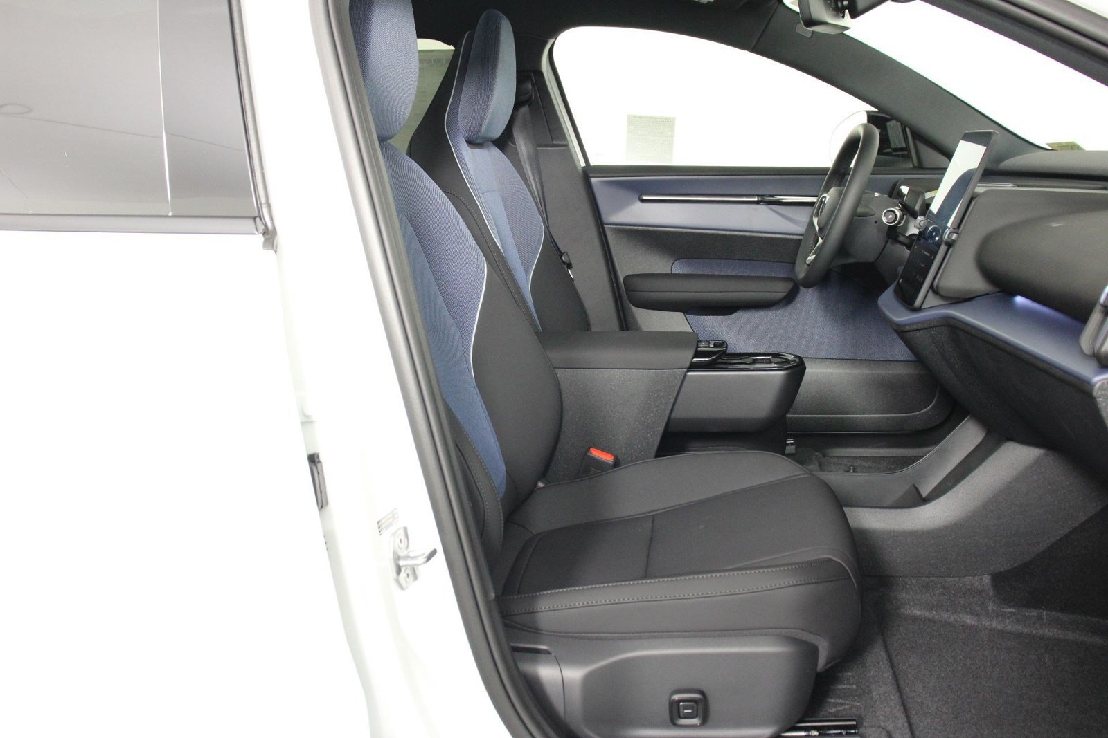 New 2026 Volvo EX30 Cross Country Ultra w/ Protection Package Premier AWD/4WD image 10