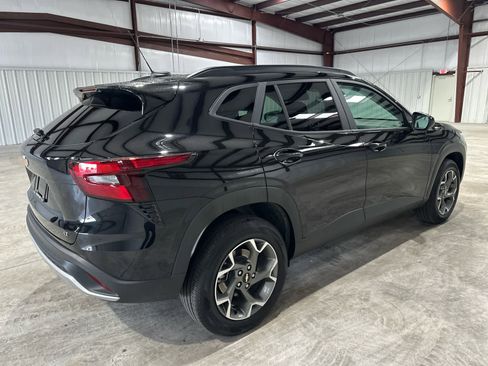 Used 2025 Chevrolet Trax LT w/ LT Convenience Package image 5