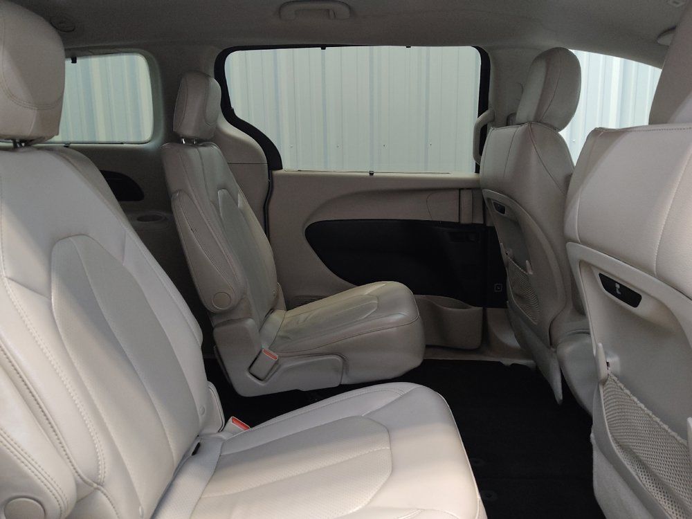 Used 2018 Chrysler Pacifica Touring-L w/ Tire & Wheel Group FWD image 19