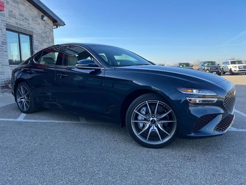Used 2025 Genesis G70 2.5T image 3