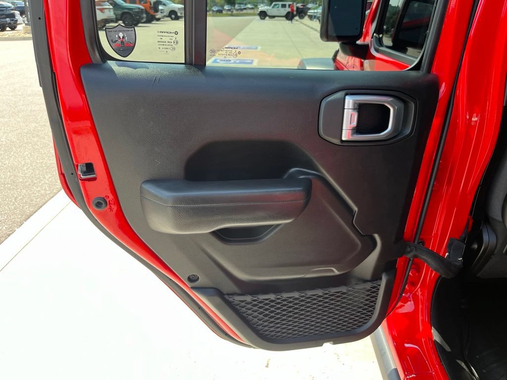 Used 2025 Jeep Wrangler Unlimited Rubicon AWD/4WD image 17
