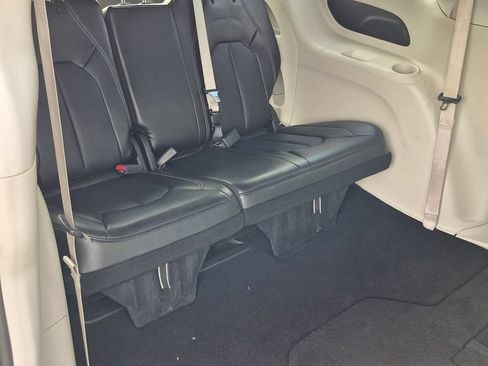 Used 2024 Chrysler Pacifica Touring-L FWD image 29