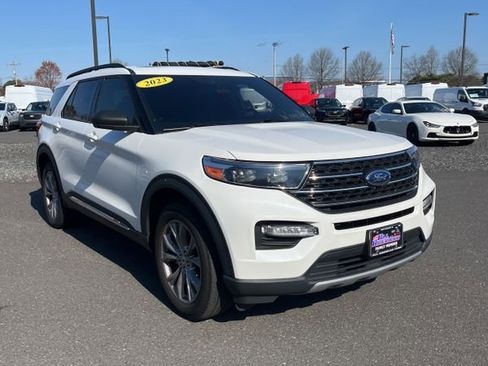 Used 2023 Ford Explorer XLT w/ Equipment Group 202A image 7