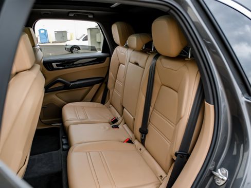 Used 2020 Porsche Cayenne image 40