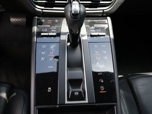 Used 2023 Porsche Macan AWD/4WD image 28