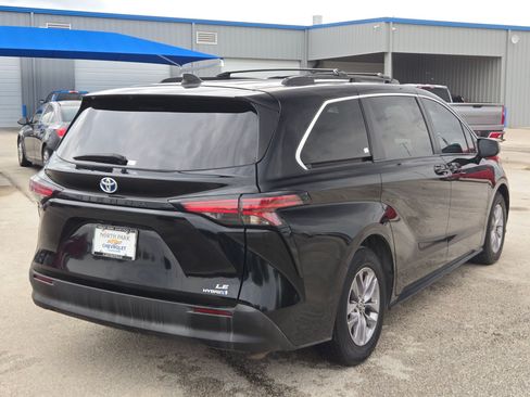 Used 2022 Toyota Sienna LE FWD image 3