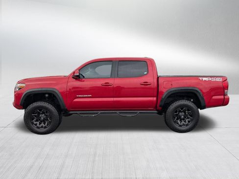 Used 2017 Toyota Tacoma TRD Off-Road w/ Premium & Technology Package AWD/4WD image 2