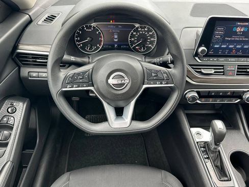 Used 2025 Nissan Altima 2.5 SV FWD image 14