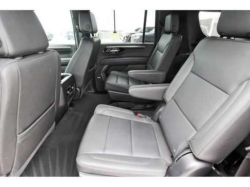 Used 2025 Chevrolet Suburban LT w/ Comfort Package RWD image 7