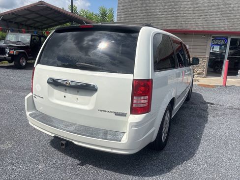 Used 2009 Chrysler Town & Country Touring FWD image 9