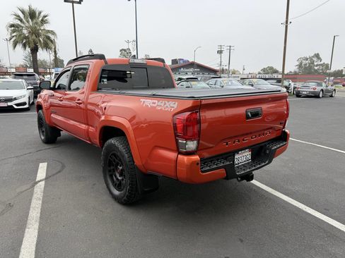 Used 2017 Toyota Tacoma TRD Sport image 5