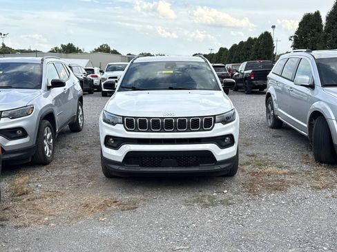 Used 2024 Jeep Compass Latitude AWD/4WD image 2