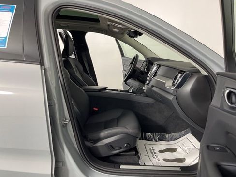 Used 2025 Volvo XC60 B5 Plus image 39