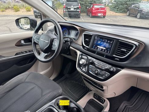 Used 2018 Chrysler Pacifica Touring Plus FWD image 17