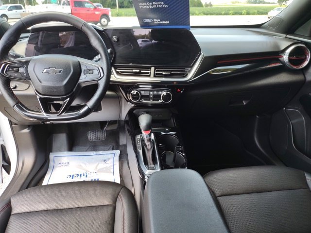 Used 2025 Chevrolet Trax RS w/ Sunroof Package FWD image 13