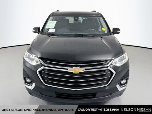 Used 2021 Chevrolet Traverse LT FWD image 2