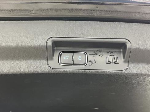 Used 2023 Ford Explorer Limited image 16