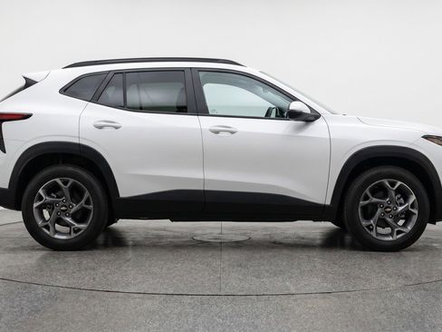 Used 2025 Chevrolet Trax LT FWD image 11