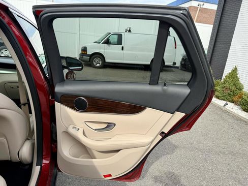 Used 2020 Mercedes-Benz GLC 300 4MATIC image 23