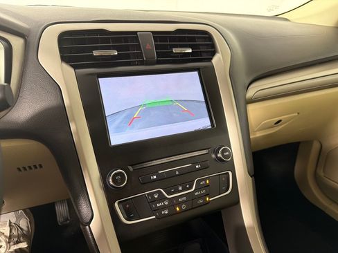 Used 2016 Ford Fusion SE FWD image 12
