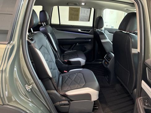 Used 2024 Volkswagen Atlas Peak Edition SE AWD/4WD image 43