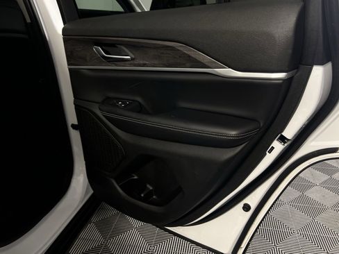 Used 2023 Jeep Grand Cherokee Limited image 30