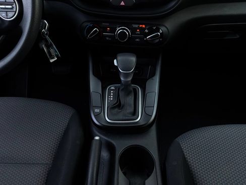 Used 2025 Kia Soul LX w/ LX Technology Package FWD image 13