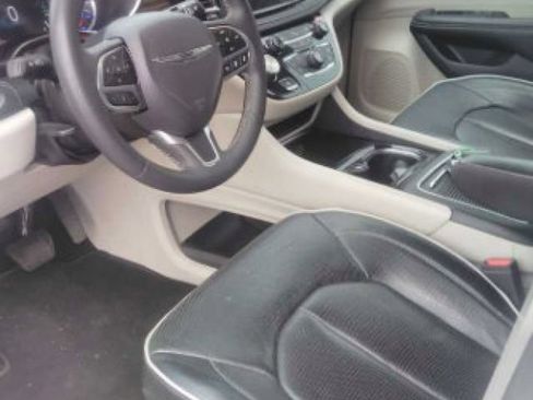 Used 2023 Chrysler Pacifica Limited FWD image 3